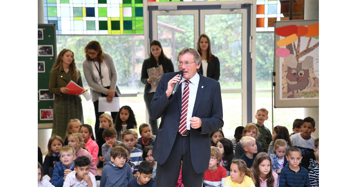 Erster Schultag an der Grundschule im Englischen Garten Stadt Neuburg