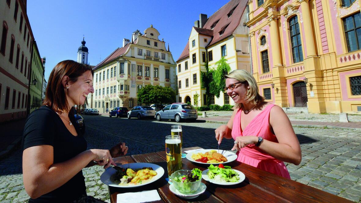 gemuetlichesmittagessen-altstadt_c-dominik-weiss-stadt-neuburg-an-der-donau_