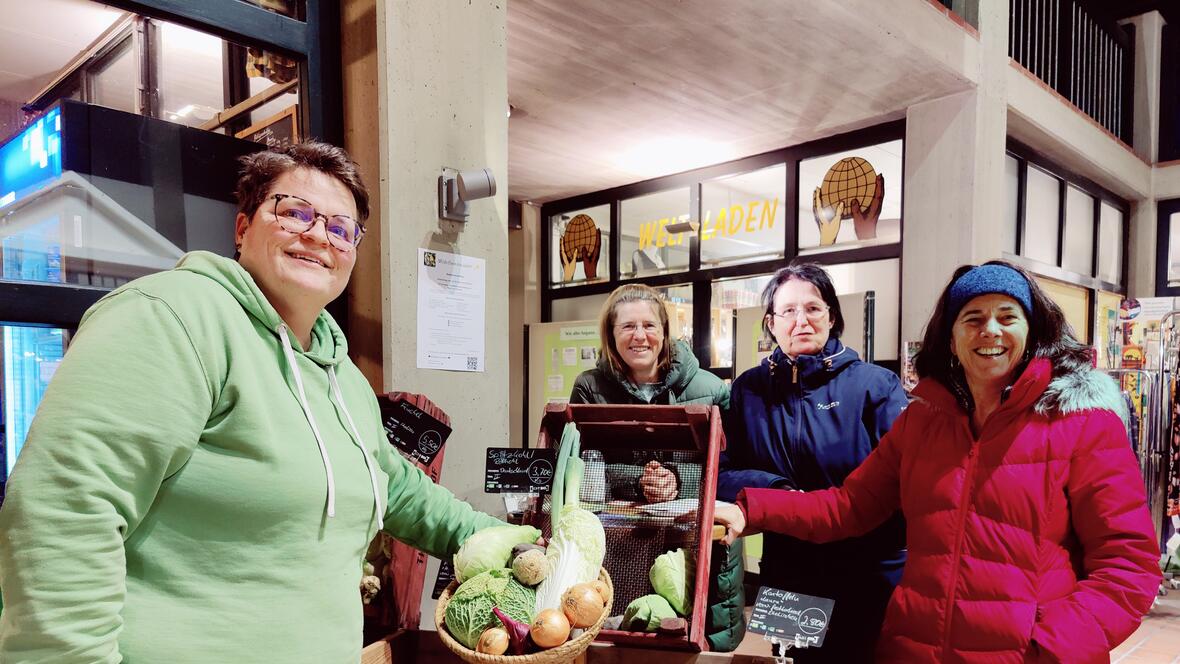 Die Mitglieder des Arbeitskreises Konsum und Ernährung der Lokalen Agenda 21 Neuburg (v.l.) Michele Deistler, Antje Wiedemann und Cornelia Euringer-Klose freuen sich gemeinsam mit Organisatorin Birgit Bayer-Kroneisl auf die Aktion „Kochen mit Wintergemüse am Neuburger Wochenmarkt, wo es Steckrübensuppe zum Probieren gibt.
