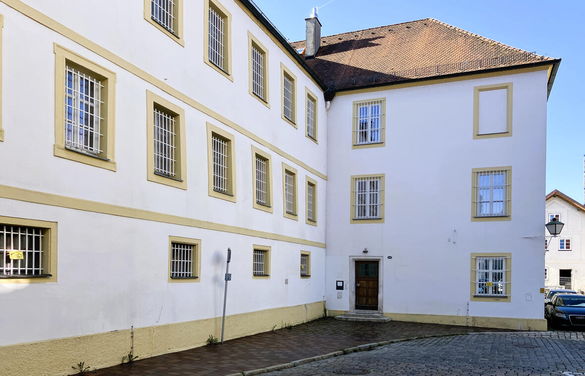 Gebäude der ehem. Justizvollzugsanstalt Neuburg an der Donau in der Gerichtsstraße A 114 in Neuburg an der Donau