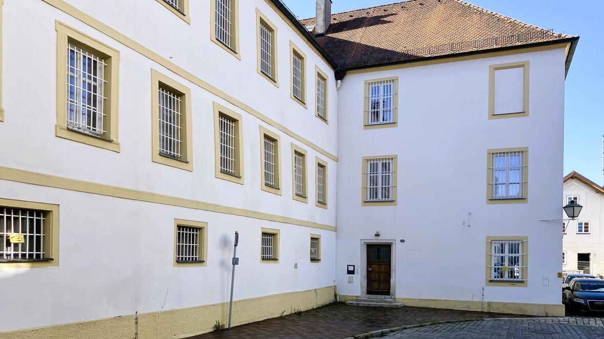 Gebäude der ehem. Justizvollzugsanstalt Neuburg an der Donau in der Gerichtsstraße A 114 in Neuburg an der Donau