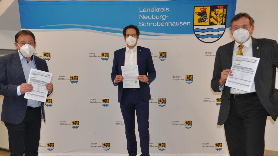 Die kreisweite Unternehmensbefragung setzt auf Kooperation des Landkreises mit den Städten. Landrat Peter von der Grün sowie Neuburgs Oberbürgermeister Dr. Bernhard Gmehling (r.) und Schrobenhausens Bürgermeister Harald Reisner (l.) rufen die Betriebe zur regen Teilnahme auf. 