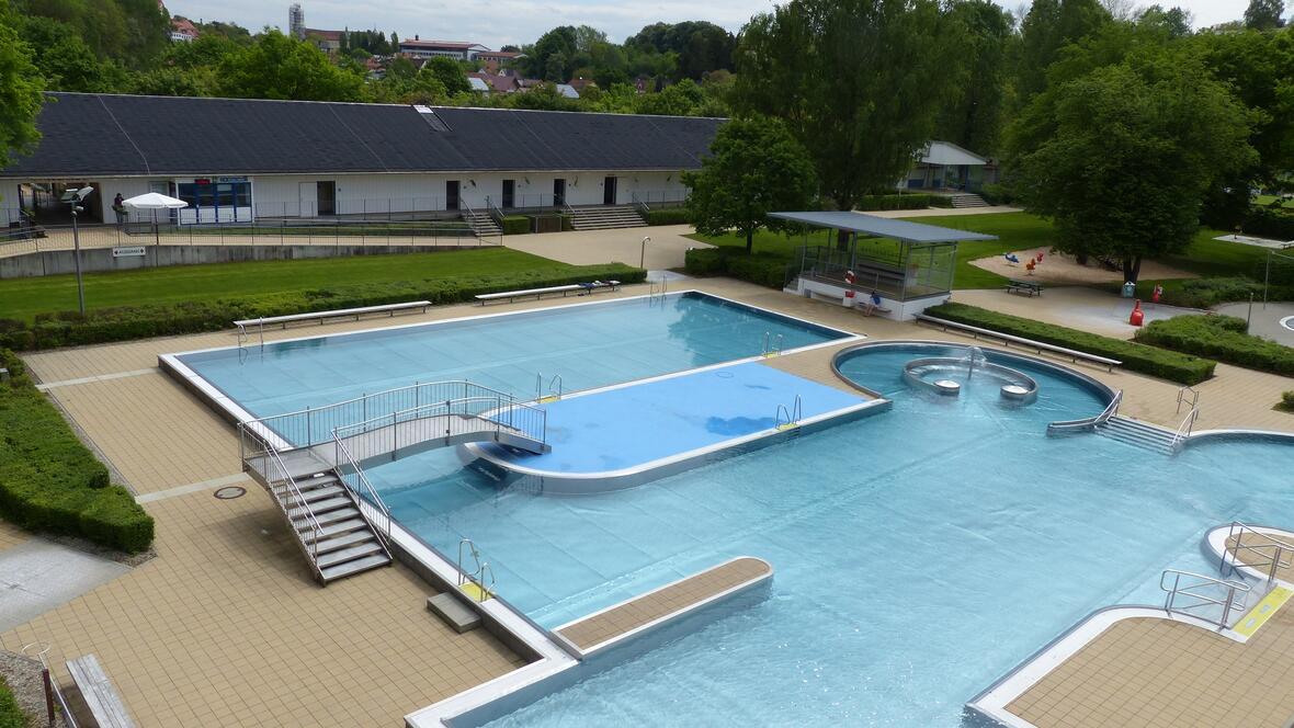 brandlbad-ansicht-schwimmbecken